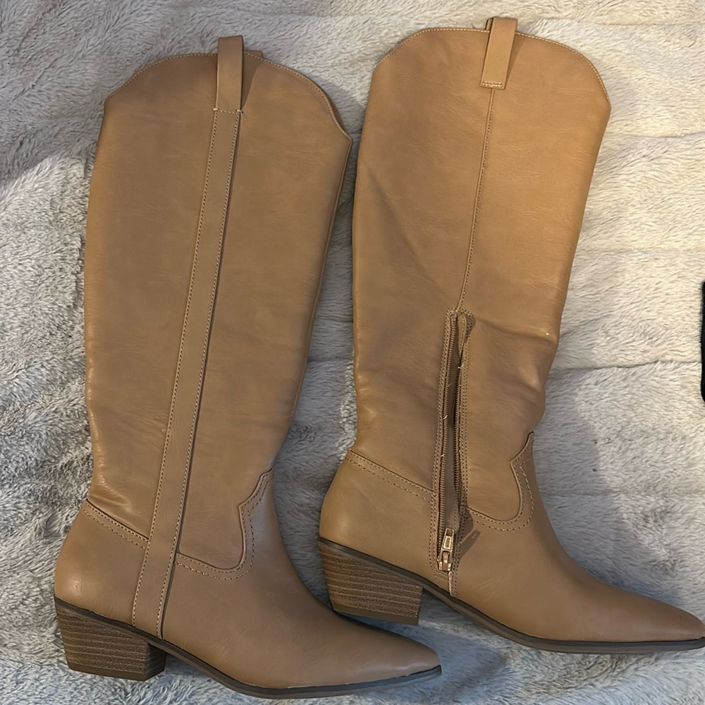 Women’s SZ 8.5 boots